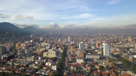 vista aérea panorámica de la metrópoli de bogotá, colombia