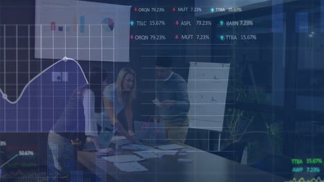 Animación-Del-Procesamiento-De-Datos-Del-Mercado-De-Valores-Contra-Diversos-Colegas-Que-Discuten-Juntos-En-La-Oficina