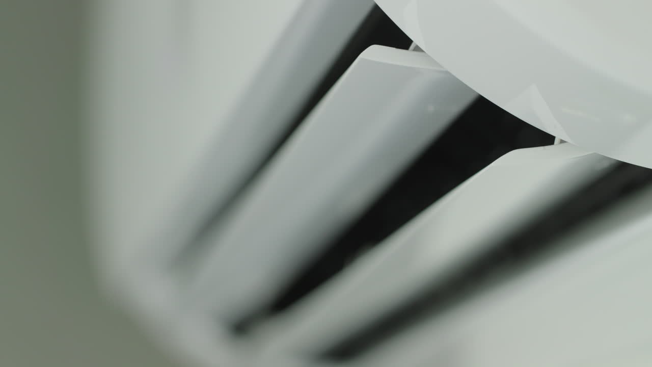 Werking van de airconditioning, luchtlamellen bewegen op en neer en verdelen de luchtstroom
