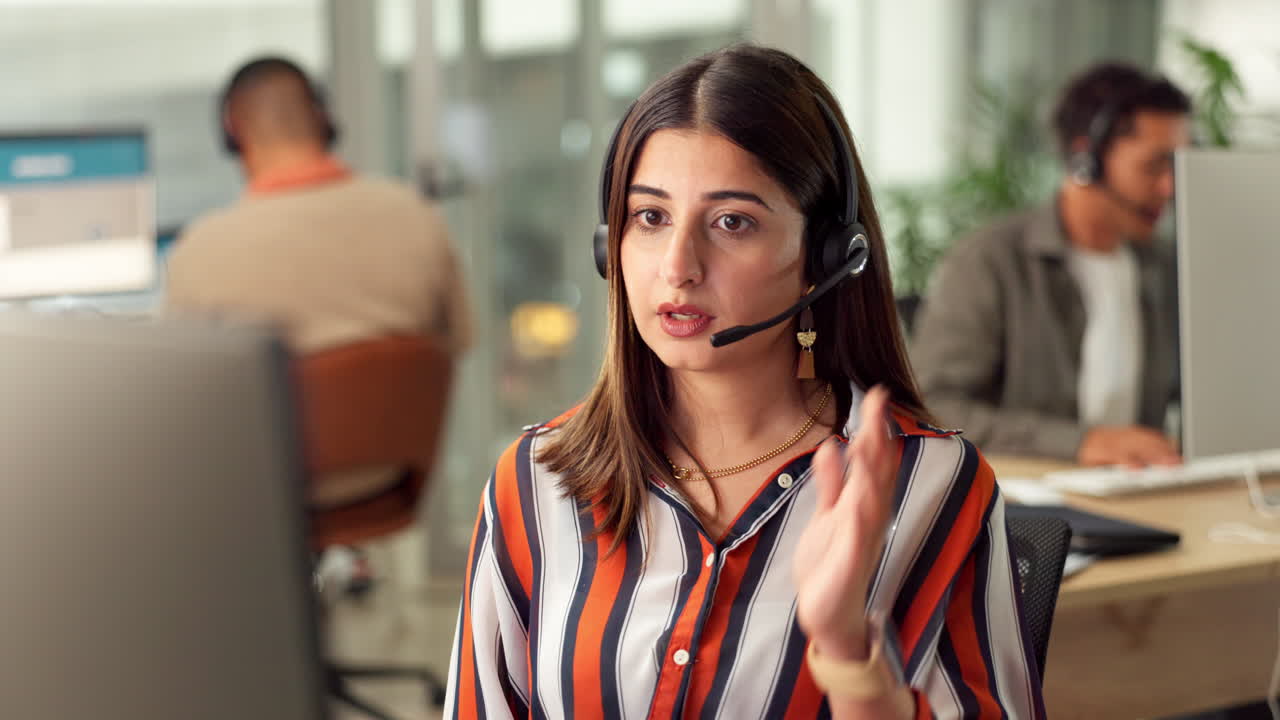 equipo de servicio al cliente en una oficina moderna