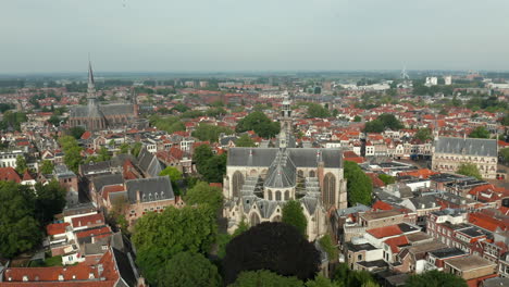 veduta aerea della chiesa di san giovanni a gouda paesi bassi con municipio del 15th secolo e gouwekerk a distanza