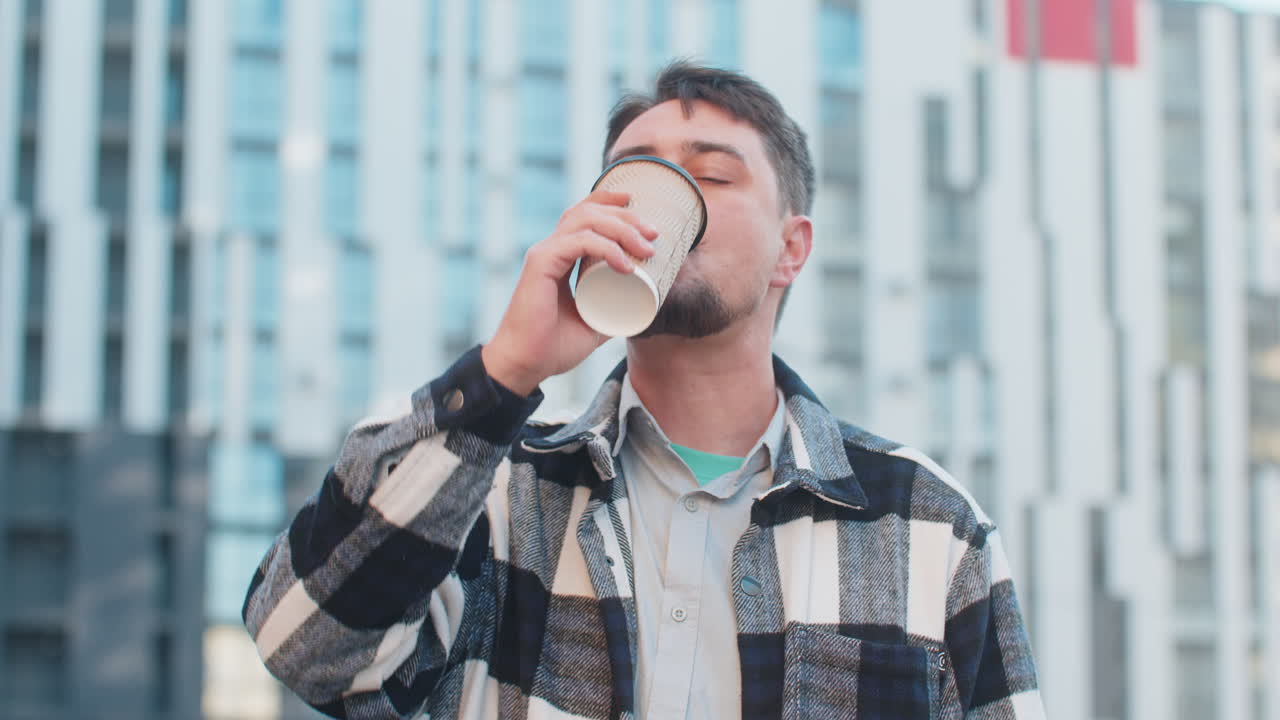 feliz hombre caucásico de mediana edad turista disfrutando del café de la mañana bebida caliente en la calle del centro de la ciudad