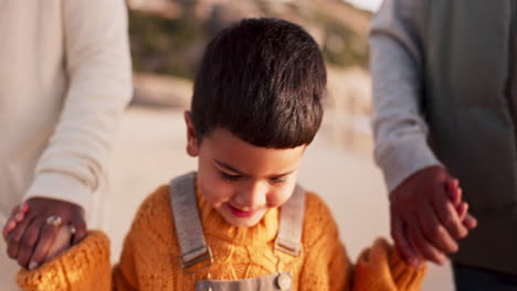 Tomados-De-La-Mano,-Los-Padres-O-La-Cara-Del-Niño-En-La-Playa