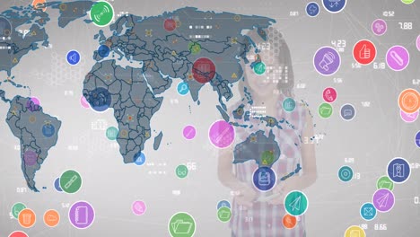 animación de una red de iconos digitales sobre un mapa del mundo contra una chica caucásica que usa un teléfono inteligente