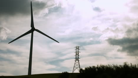 Molino-De-Viento-Girando-Contra-Un-Cielo-Gris.