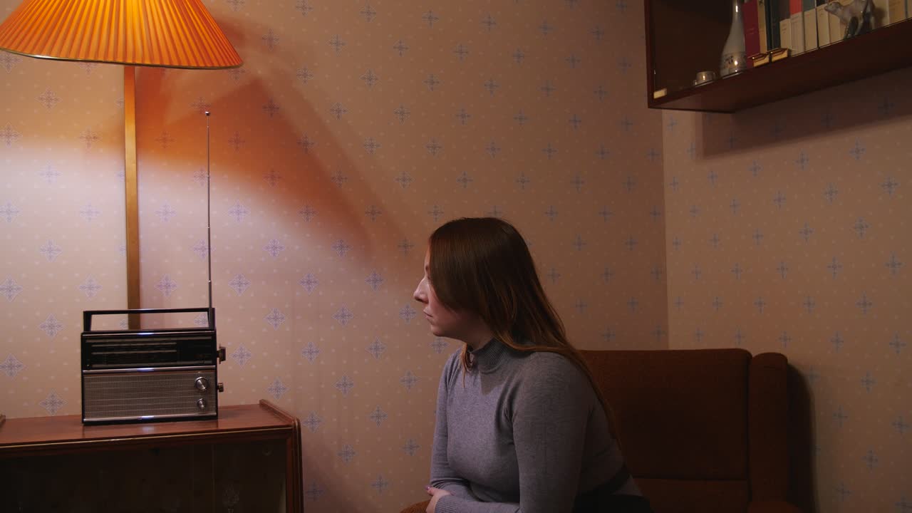 빈티지 거실 에 앉아 있는 여자