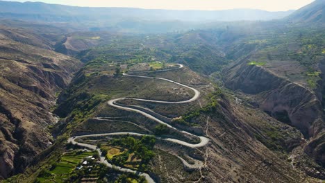 Camino-Sinuoso-Con-Campos-Verdes-Y-Montañas-Del-Distrito-De-Chuquibamba-Tomadas-Desde-El-Aire