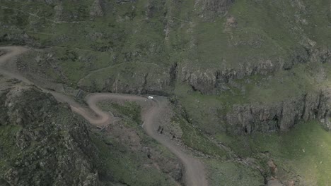 Vogelperspektive:-Fahrzeug-Fährt-Holprige-Dreckserpentinen-Des-Sani-passes-Hinunter