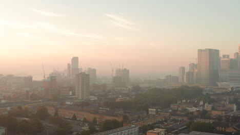 Toma-Aérea-Sobre-Poplar-London-En-La-Niebla-Al-Amanecer.