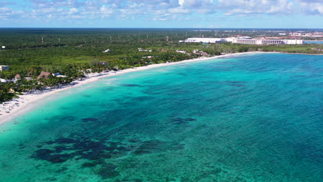 Amplia-Panorámica-Aérea-De-La-Larga-Costa-Mexicana-En-Playa-Xpu-Ha-Playa-Con-Hermosas-Aguas-Azul-Turquesa-En-Un-Día-Soleado-De-Verano