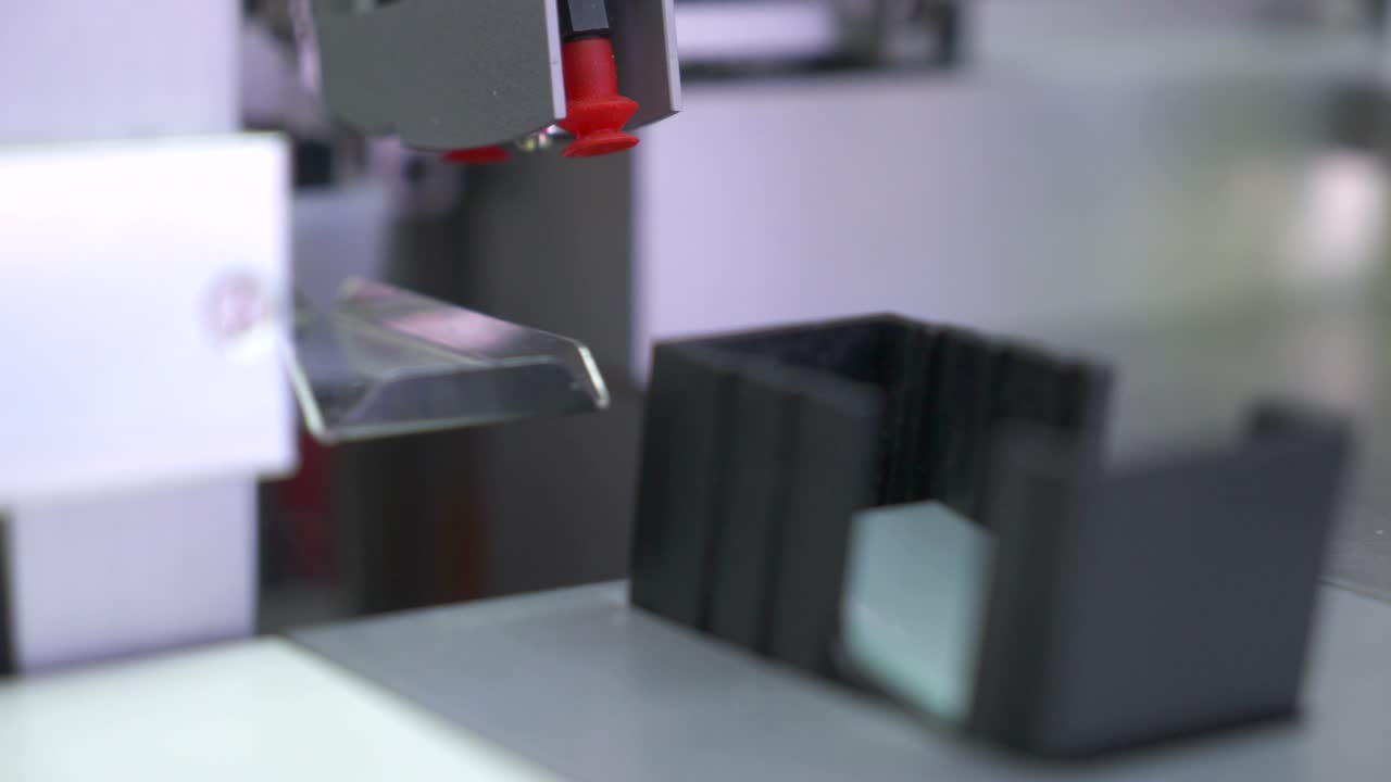 el aparato médico trabaja con diapositivas de objetivo y cubierta para un microscopio. parte 2