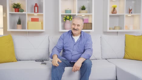un anciano con una expresión positiva, feliz y lleno de vida.
