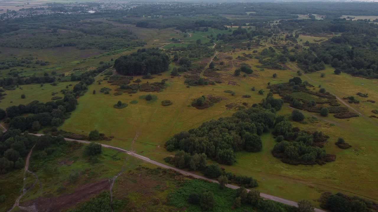 Luchtopname vanuit vogelperspectief vliegend over een prachtig natuurreservaat in Groot-Brittannië
