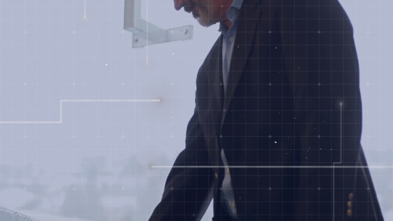 hombre de negocios trabajando en la oficina con procesamiento de datos animación sobre el fondo de la cuadrícula