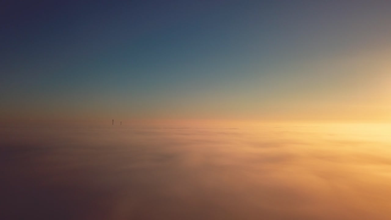 구름 위에 떠오르는 태양