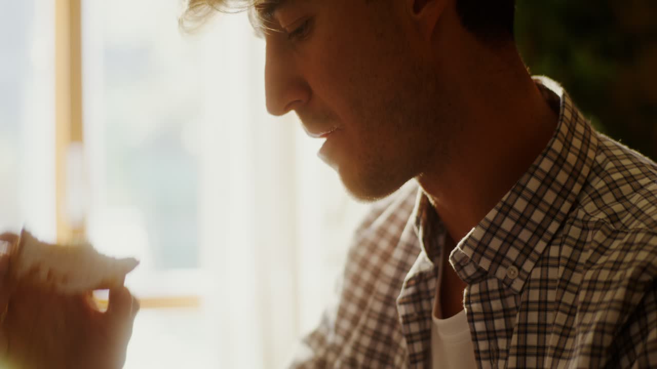 창문 에서 커피를 마시는 남자