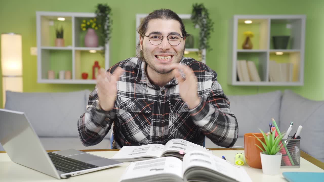 el joven que experimenta alegría por las buenas noticias o el evento se vuelve feliz.