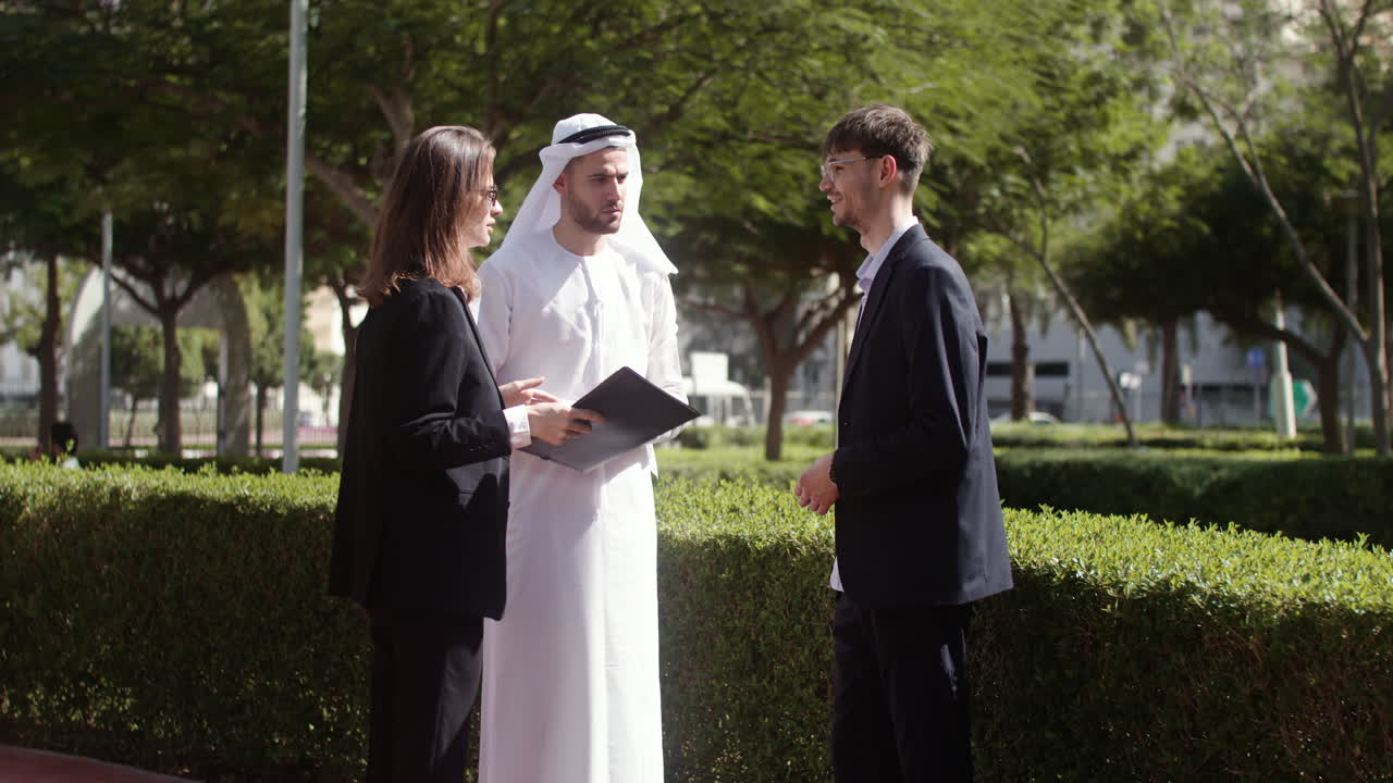 세 사람이 사업에 대해 얘기하고 있습니다.