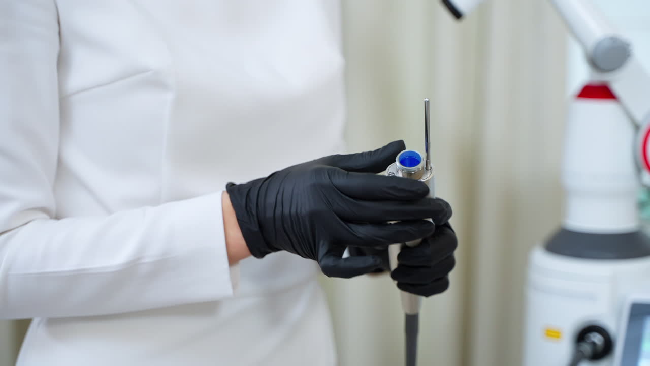 profesional médico que utiliza un dispositivo de tratamiento con láser