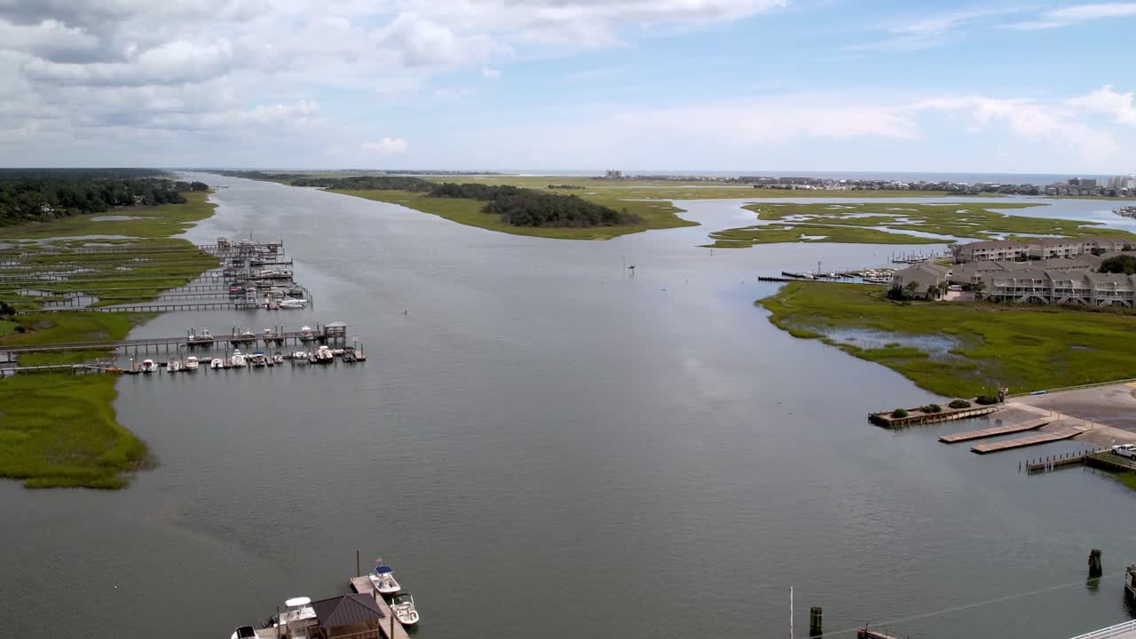 북쪽 caroina 공중의 wrightsville beach nc에서 intracoastal 수로 위에 다리를 그립니다.