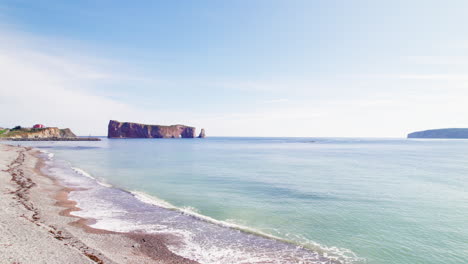 Vista-De-Drone-De-La-Roca-Percé-Durante-Un-Día-Soleado