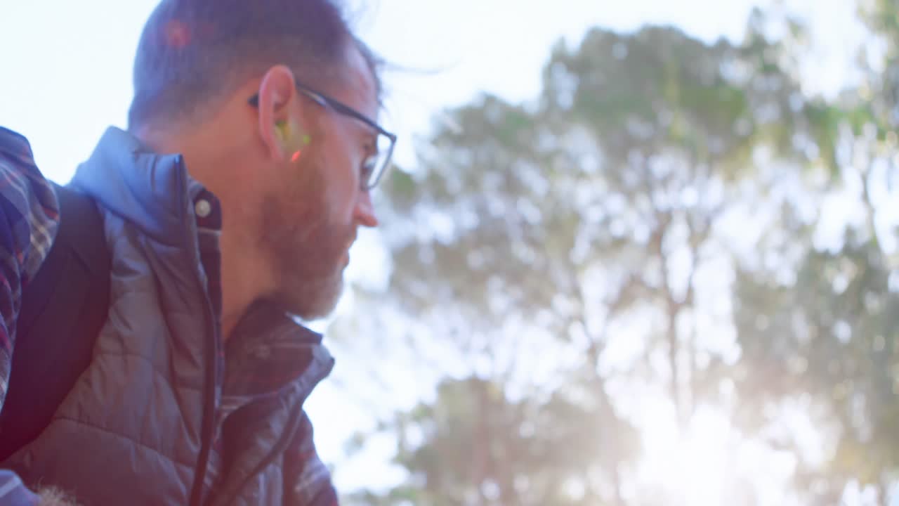 excursionista masculino con un mapa y equipo de orientación en el bosque 4k