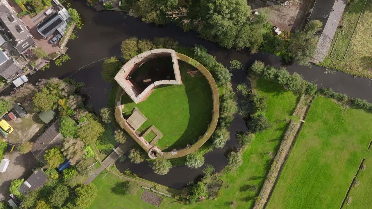 vista aérea de las ruinas de un castillo medieval en los países bajos