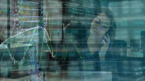 animación del procesamiento de datos sobre mujer de negocios caucásica en la oficina
