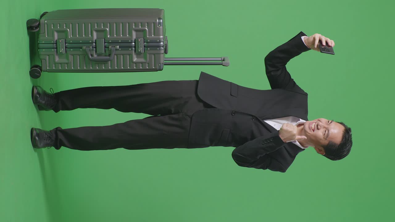 가방과 함께 셀피를 찍는 사업가