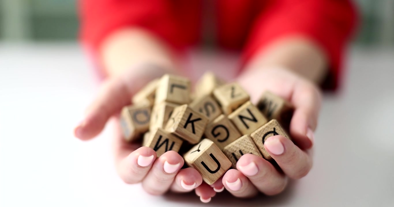 Gioco creativo di parole con blocchi di legno in un ambiente interno accogliente