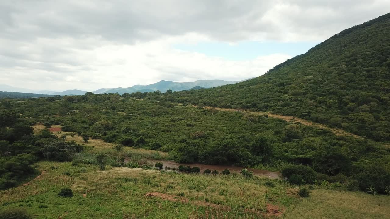 산, 탄자니아, 아프리카의 푸른 평원의 공중 전망