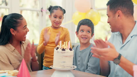 Pastel-De-Cumpleaños,-Aplausos-Y-Niño-Feliz-Soplando