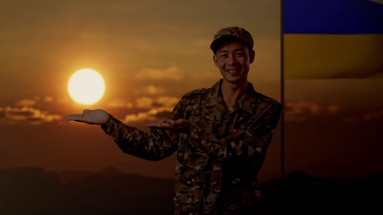 우크라이나 발을 들고 해가 지는 순간에 나타나는 군인