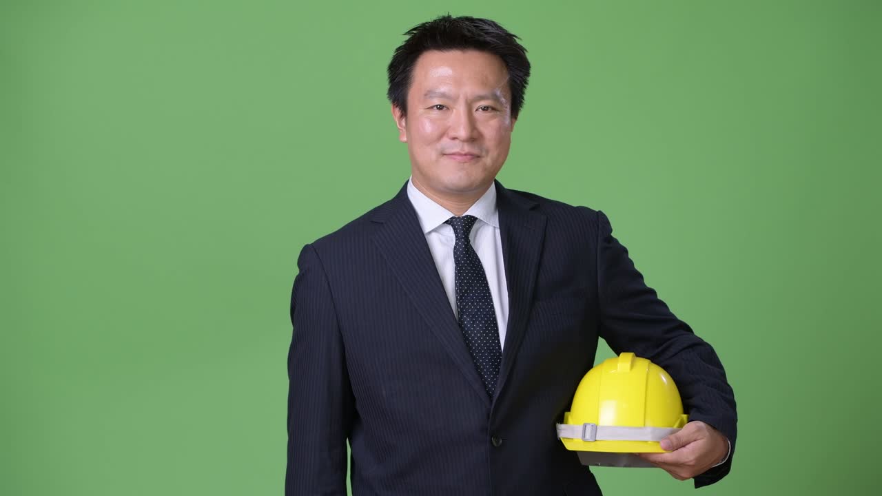 녹색 배경에 성숙한 일본 사업가