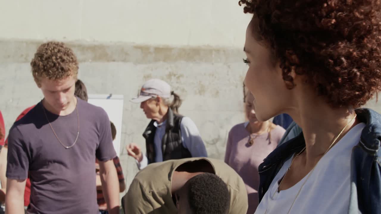 해변 4k에서 카메라를 보는 여성 자원 봉사자