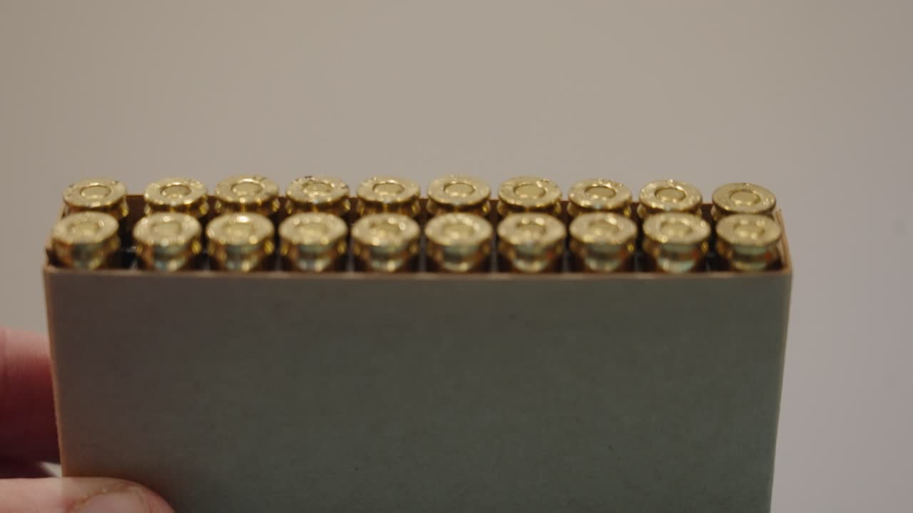 girando un paquete de municiones frente a la cámara