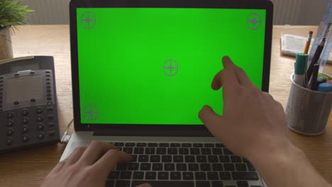 Primer-Plano-De-Un-Empresario-Usando-Una-Computadora-Portátil-Con-Pantalla-Verde