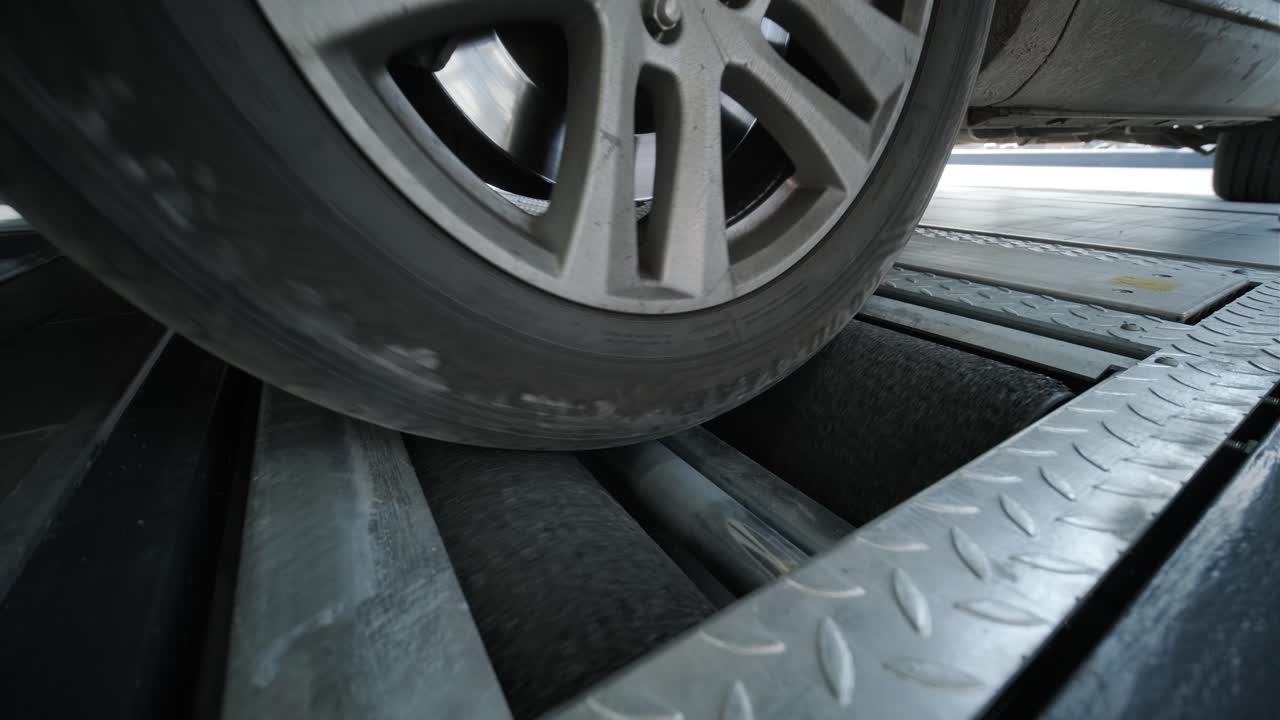 inspección de la alineación de las ruedas del automóvil