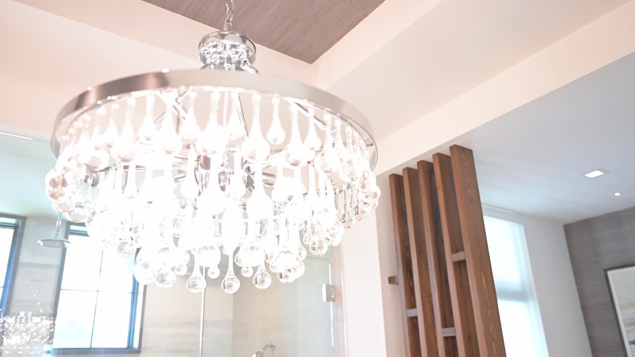 새로운 집주인들은 새로운 맞춤형 욕실과 조명 장치의 디자인에 만족합니다.