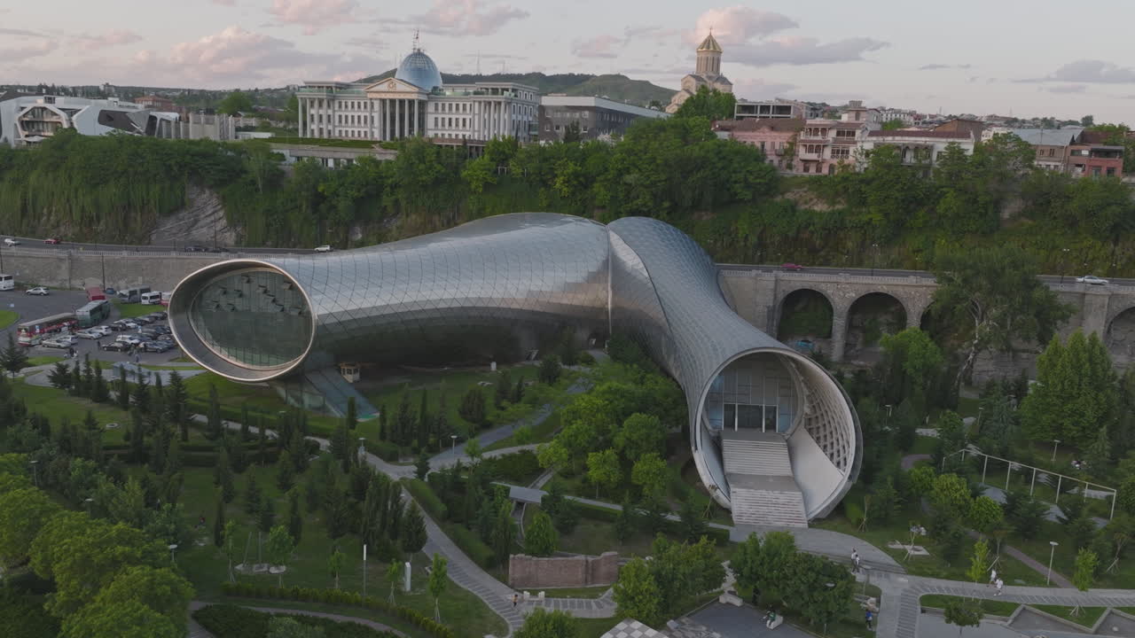 установочный кадр музыкального театра в парке рика днем