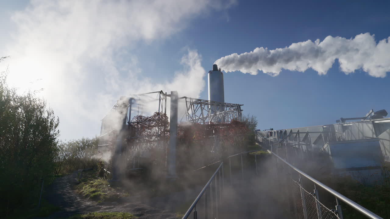 Vista della pista da sci artificiale Copenhill sul tetto di una centrale elettrica a Copenhagen, in Danimarca