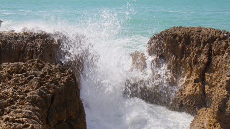 Weiße-Wellen-Krachen-Auf-Felsvorsprüngen-An-Der-Algarve,-Portugal