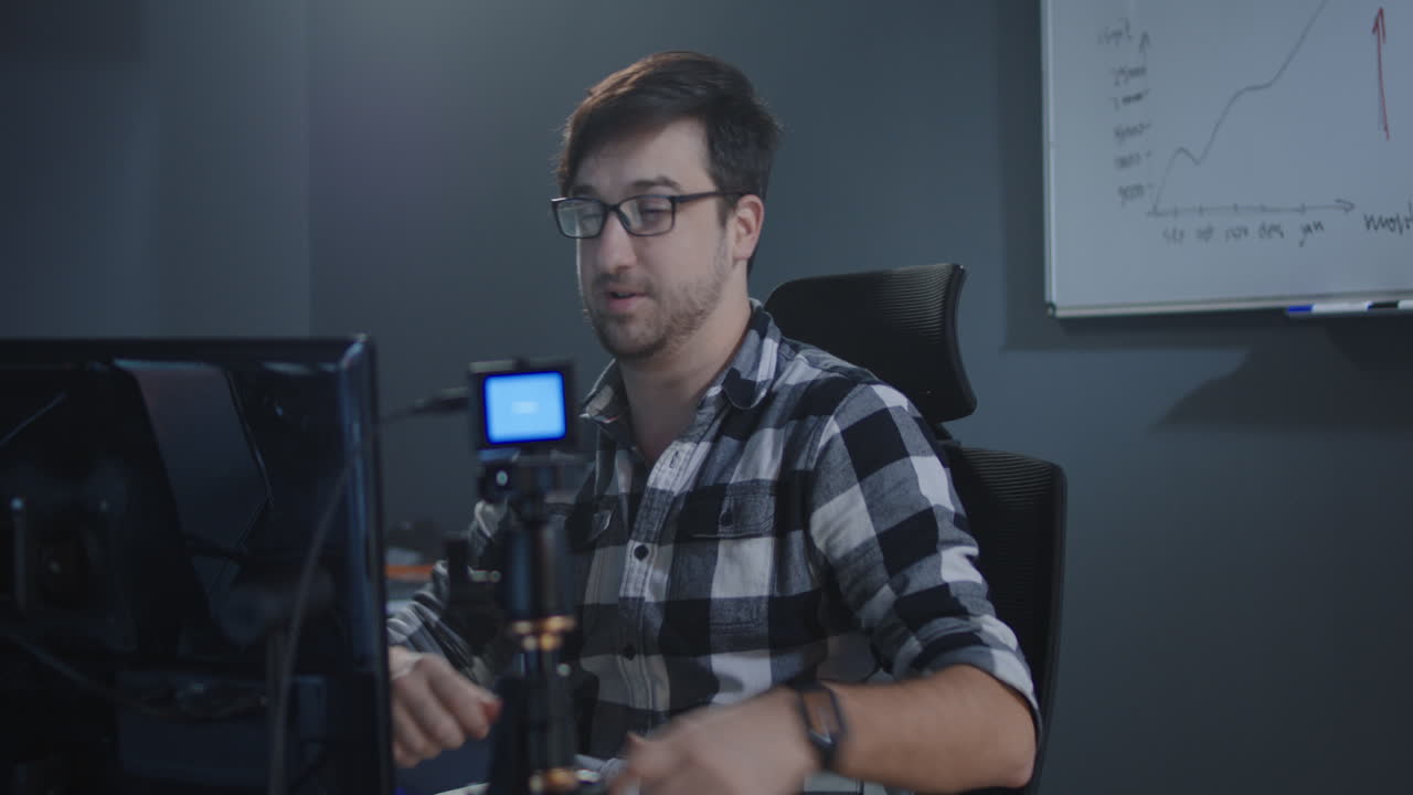 hombre haciendo una presentación en video