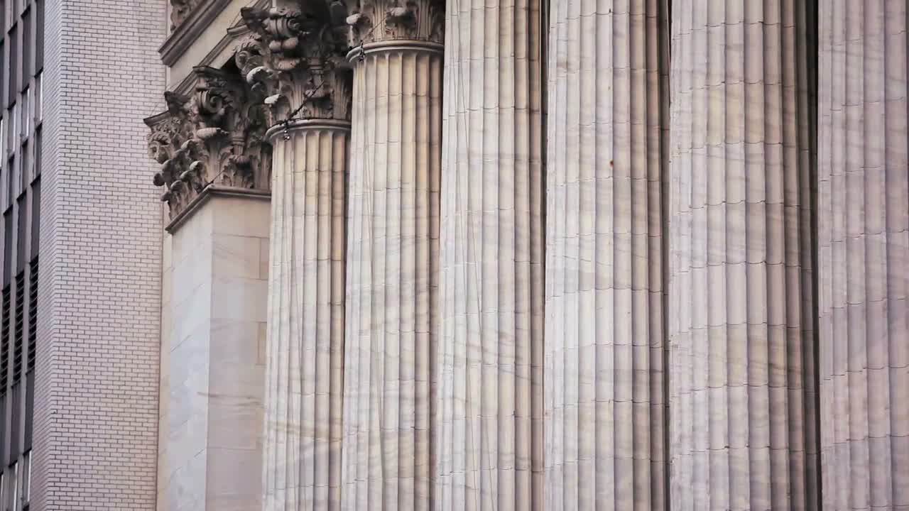 뉴욕 증권 거래소 건물의 틸트 업 샷