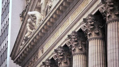 Tilt-Up-Shot-Del-Edificio-De-La-Bolsa-De-Nueva-York