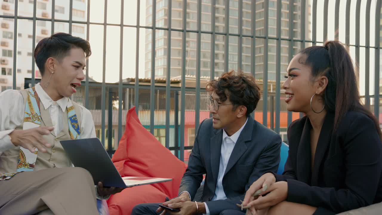 성공한 아시아 사업가 부동산 투자 협상