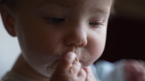 La-Mano-Gordita-De-Una-Linda-Niña-Comiendo-Comida-En-Una-Trona