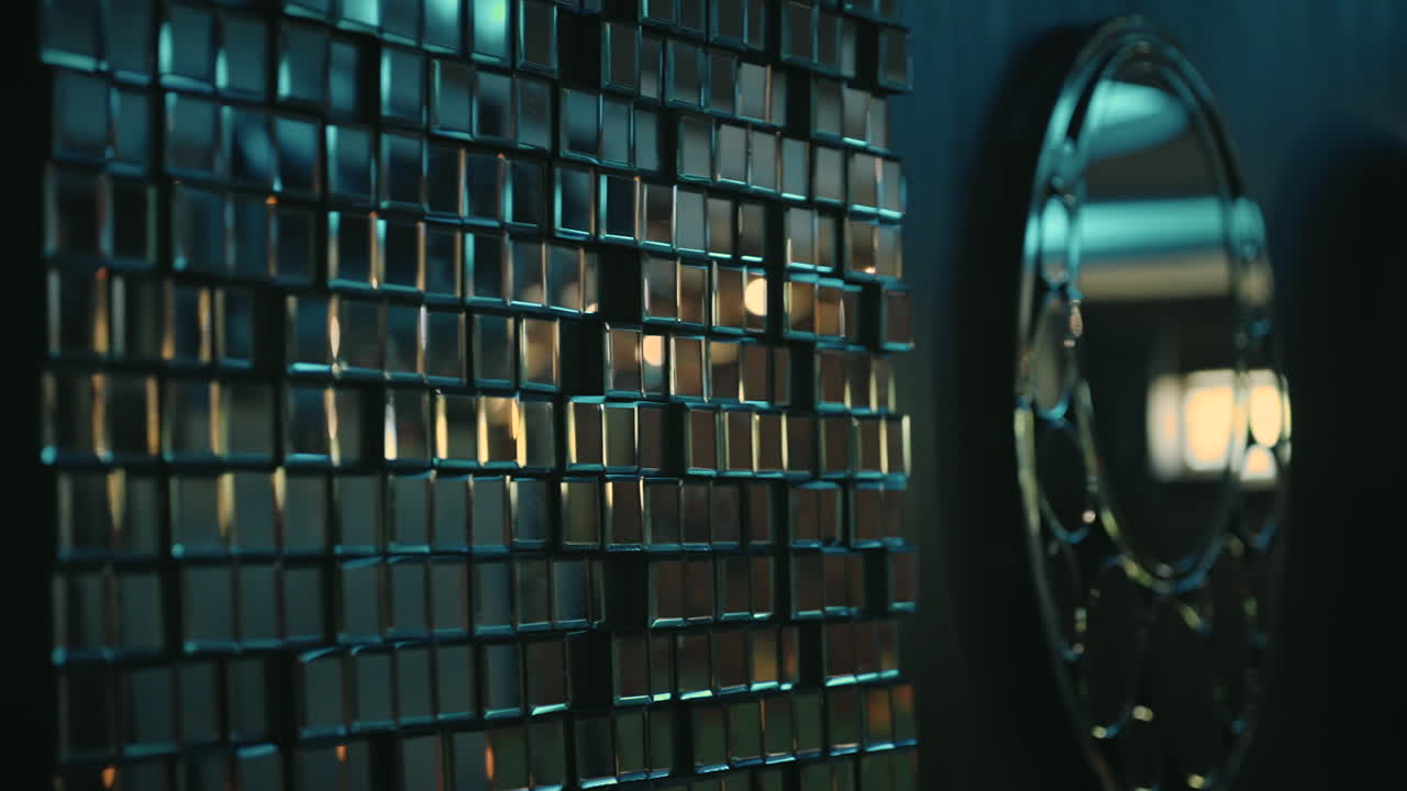 este video muestra un espejo de vista lateral en una pared