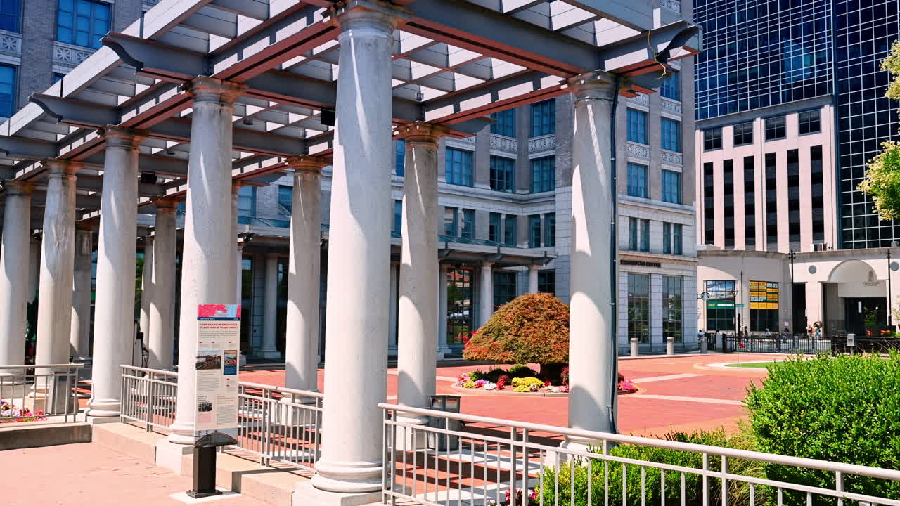 Jersey City, EE. UU., 1 de julio de 2025: plaza pública y columnas en Jersey City. Plaza urbana con columnas blancas, jardinería y arquitectura de estilo histórico en Jersey City