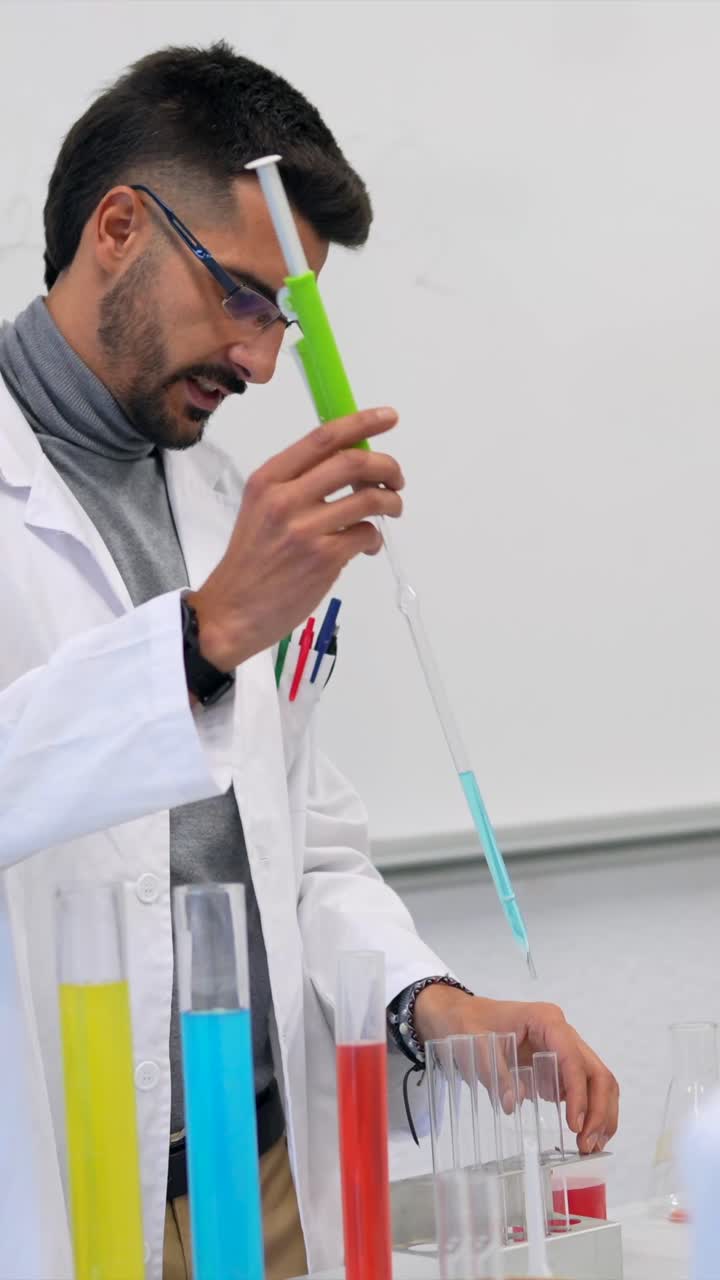 científico que trabaja en un laboratorio